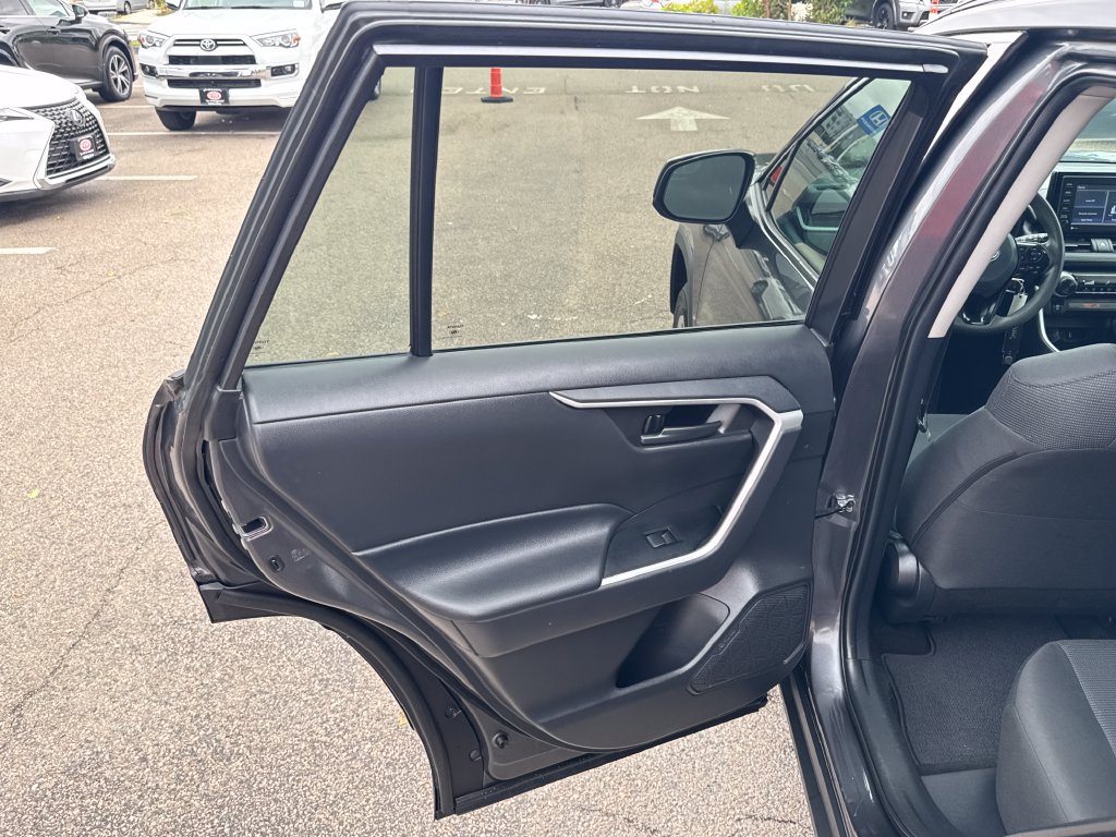 Used 2021 Toyota RAV4 LE AWD/4WD image 38