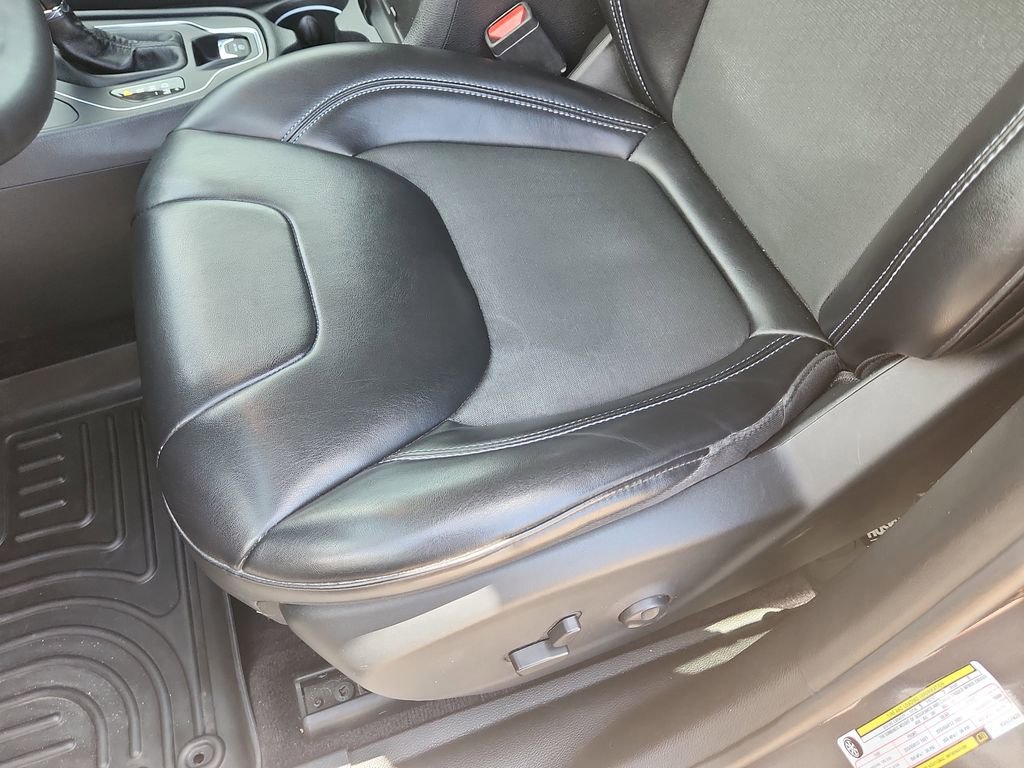 Used 2019 Jeep Cherokee Latitude Plus AWD/4WD image 9