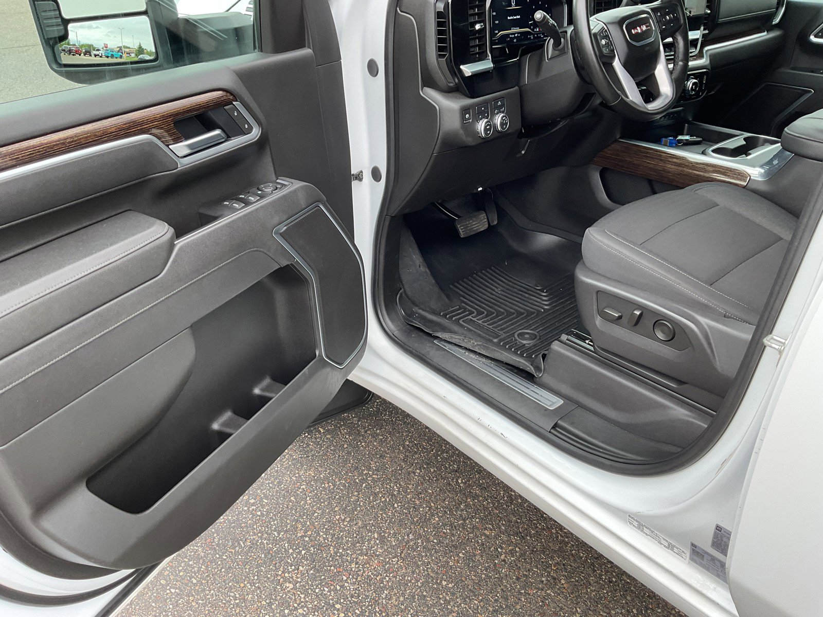 Used 2025 GMC Sierra 3500 SLE w/ SLE Convenience Package AWD/4WD image 19