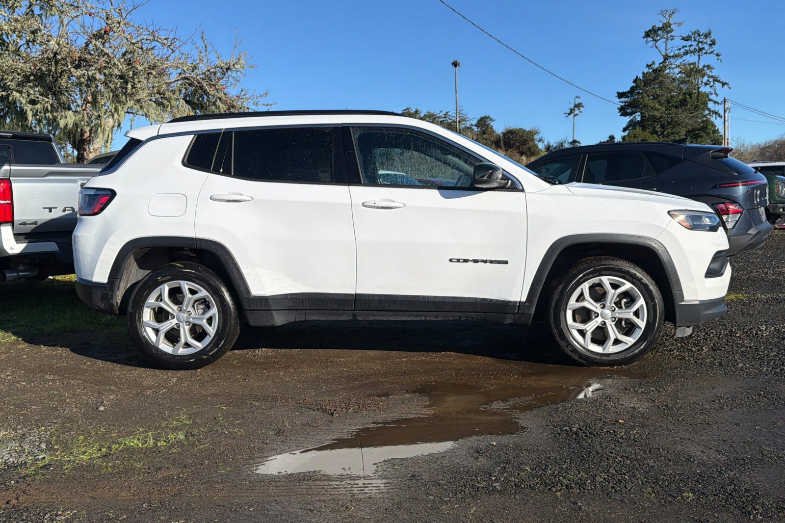 Used 2024 Jeep Compass Latitude image 3