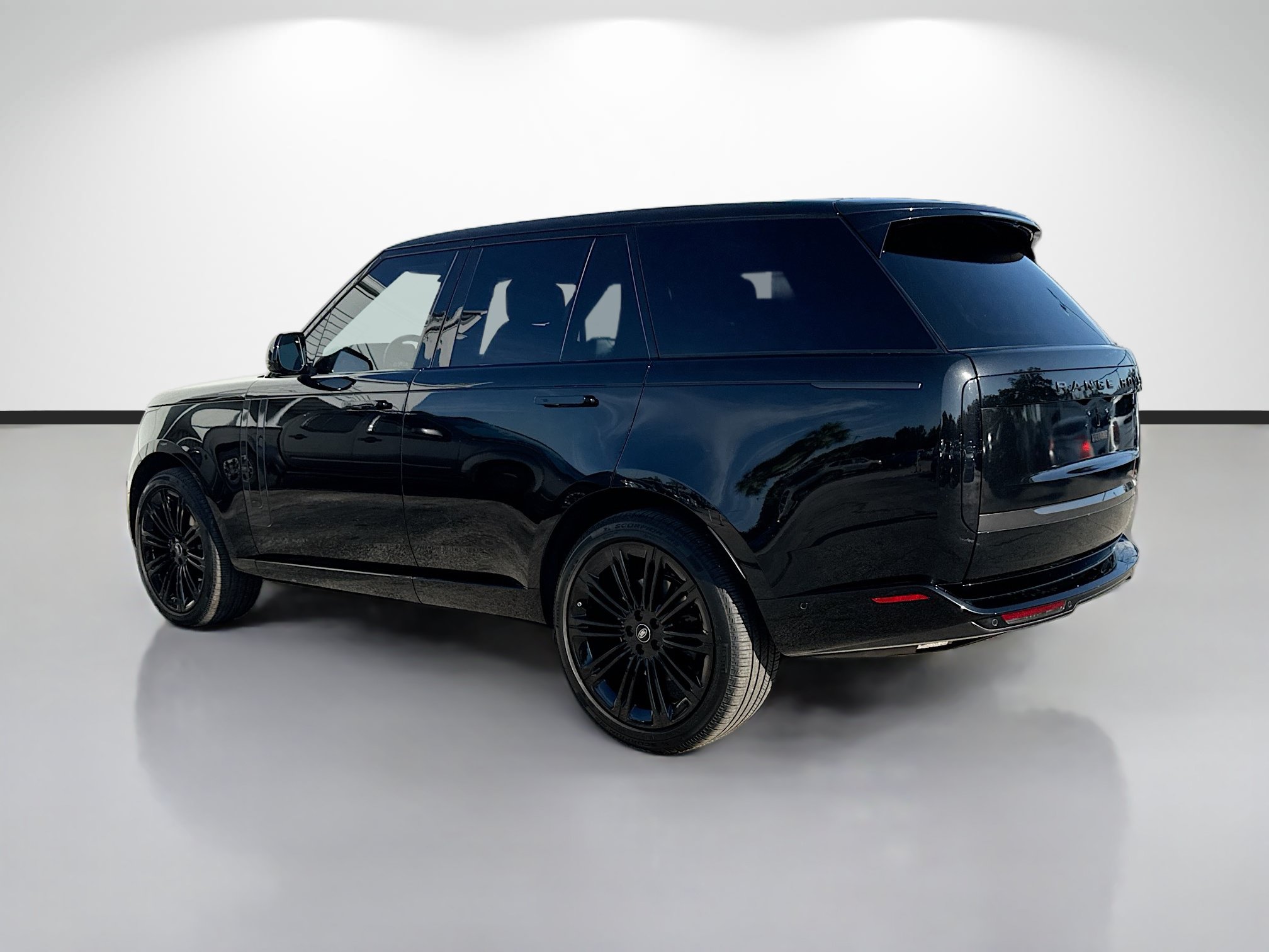 Used 2025 Land Rover Range Rover SE AWD/4WD image 3