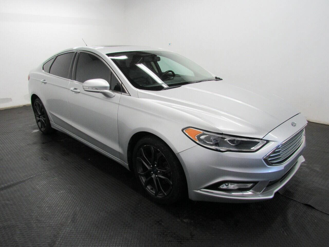 Used 2017 Ford Fusion SE w/ Fusion SE Technology Package image 3