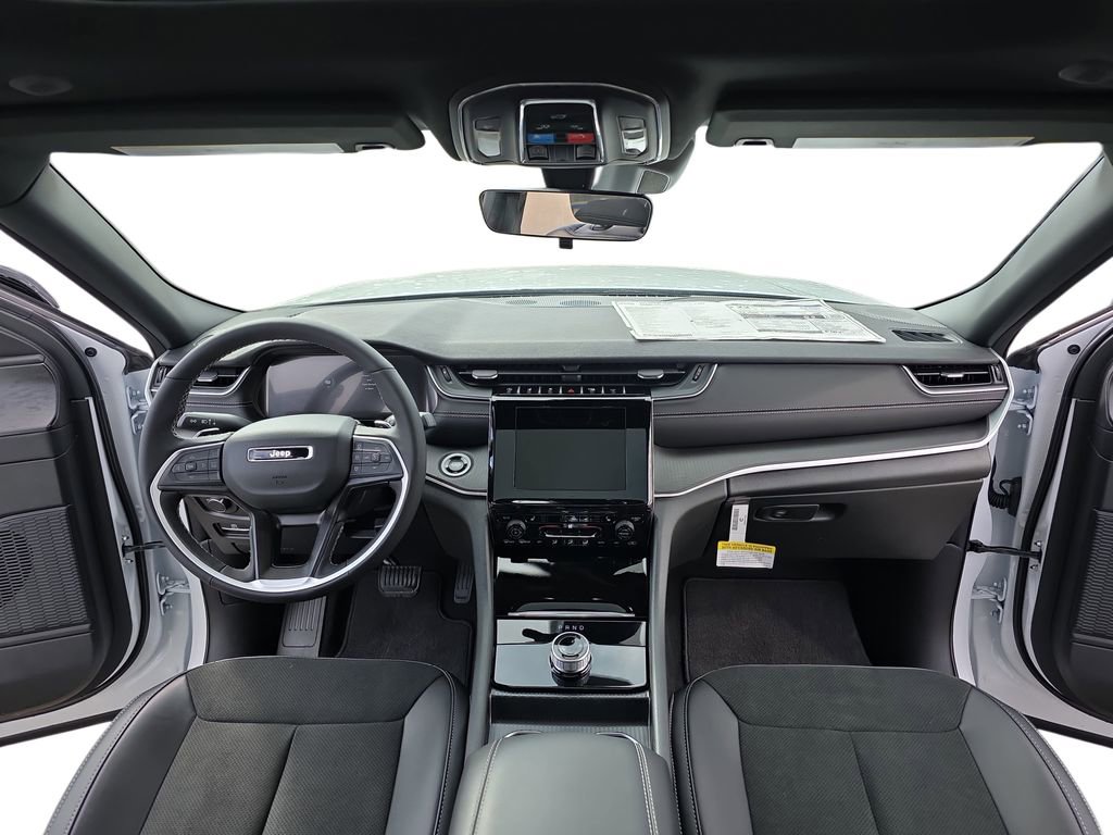 New 2025 Jeep Grand Cherokee Altitude image 9