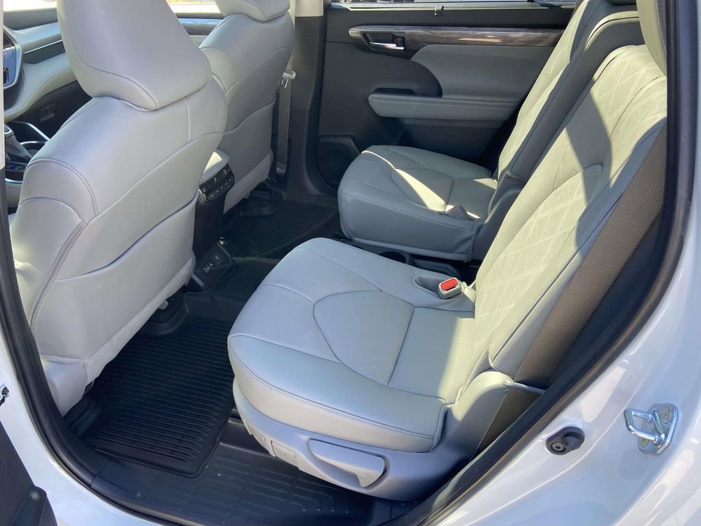 Used 2026 Toyota Highlander Limited image 19