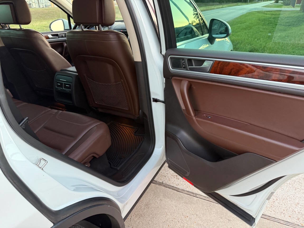 Used 2013 Volkswagen Touareg TDI image 27