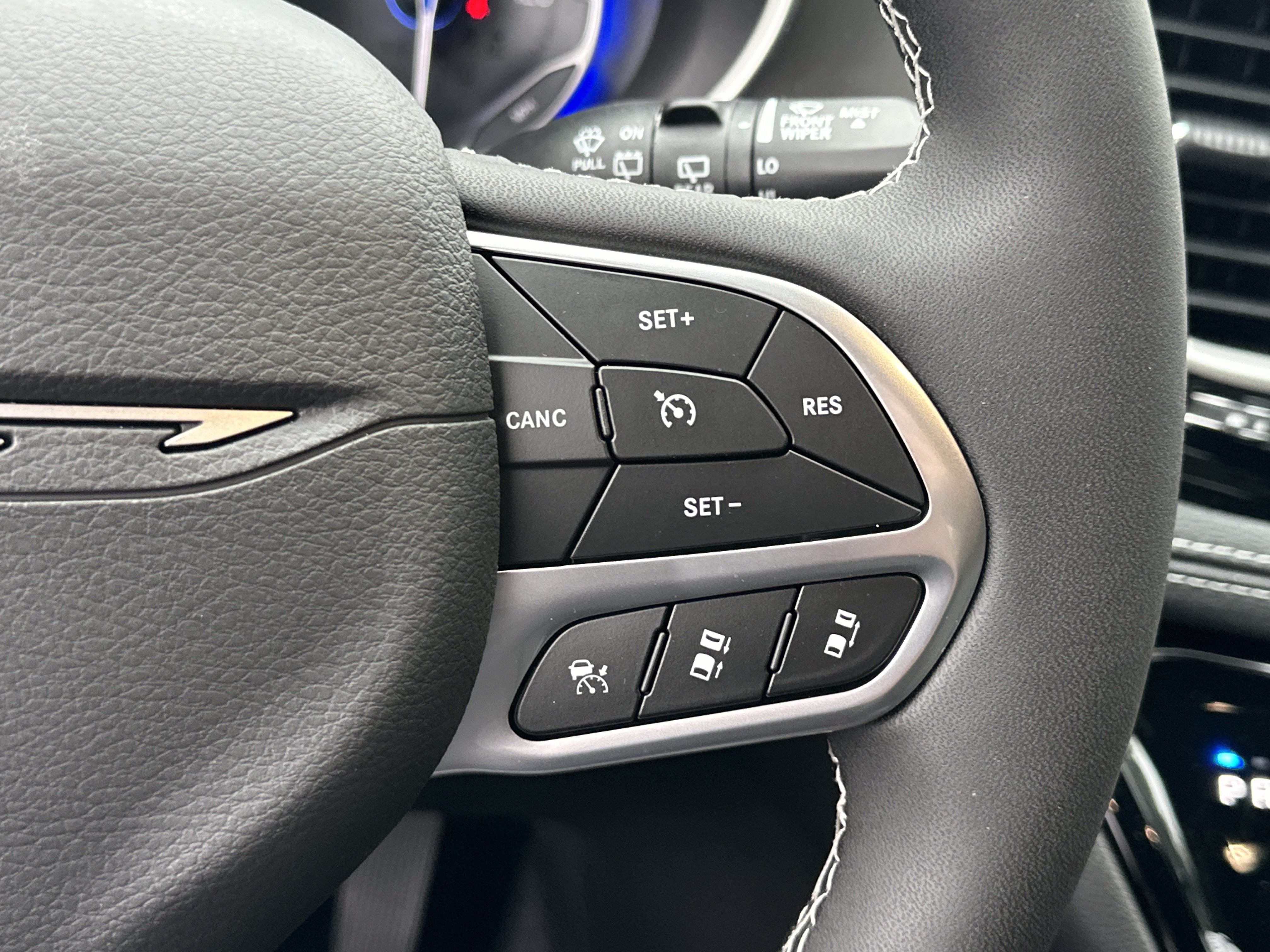 New 2027 Chrysler Pacifica Select AWD/4WD image 8