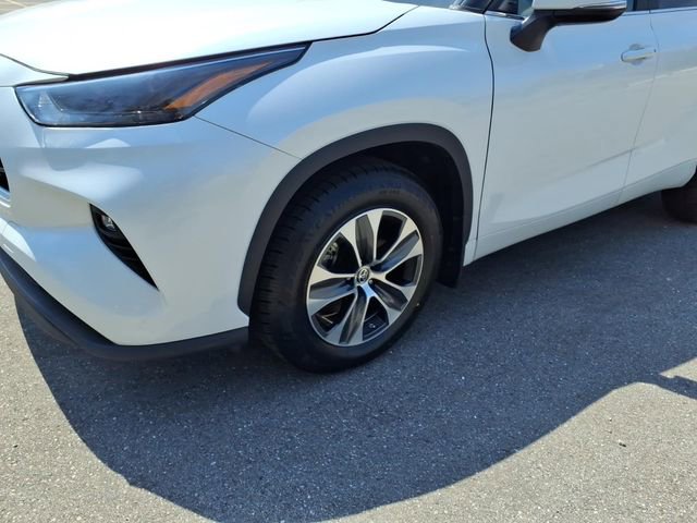 Used 2023 Toyota Highlander XLE AWD/4WD image 4
