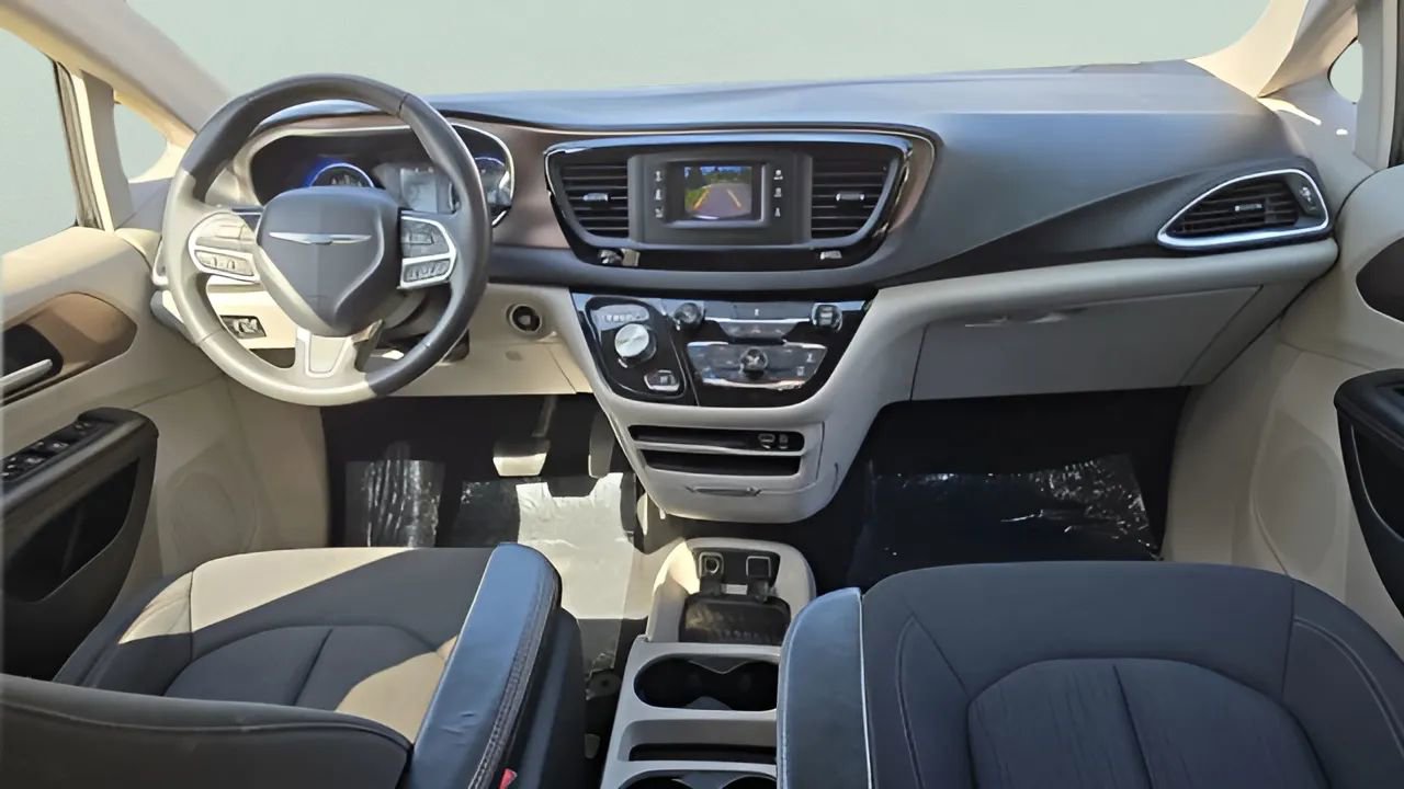 Used 2017 Chrysler Pacifica Touring image 34