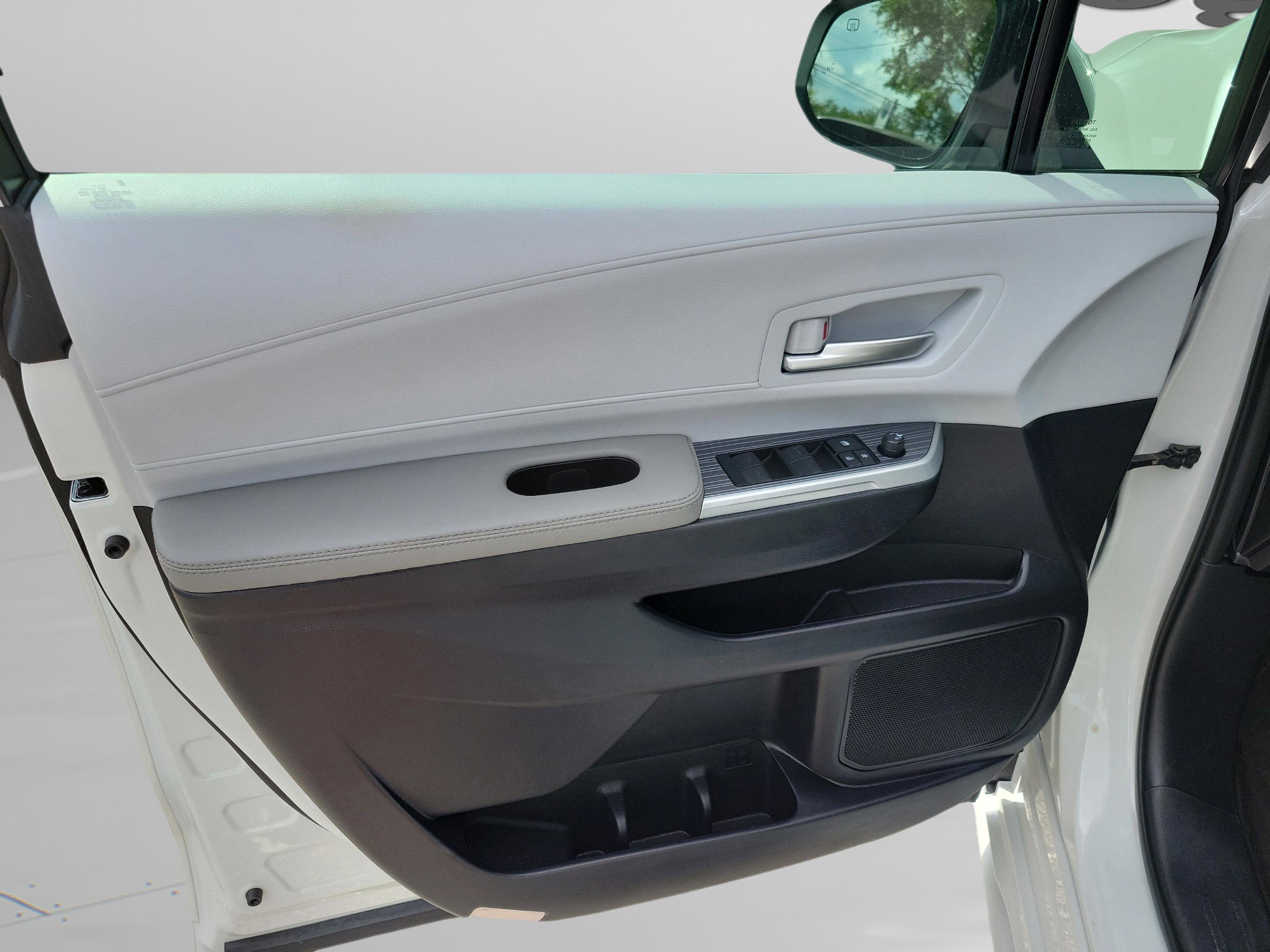 Certified 2025 Toyota Sienna XLE FWD image 11