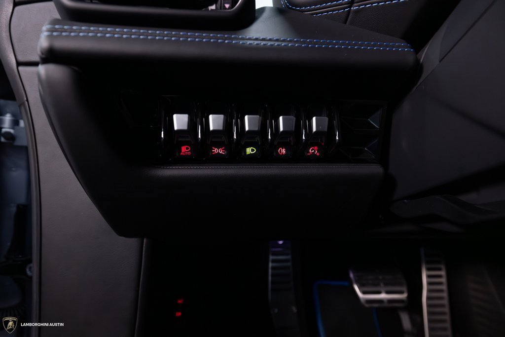 Used 2021 Lamborghini Huracan EVO image 25