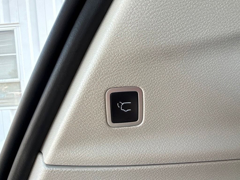 Used 2023 Chrysler Voyager LX FWD image 11