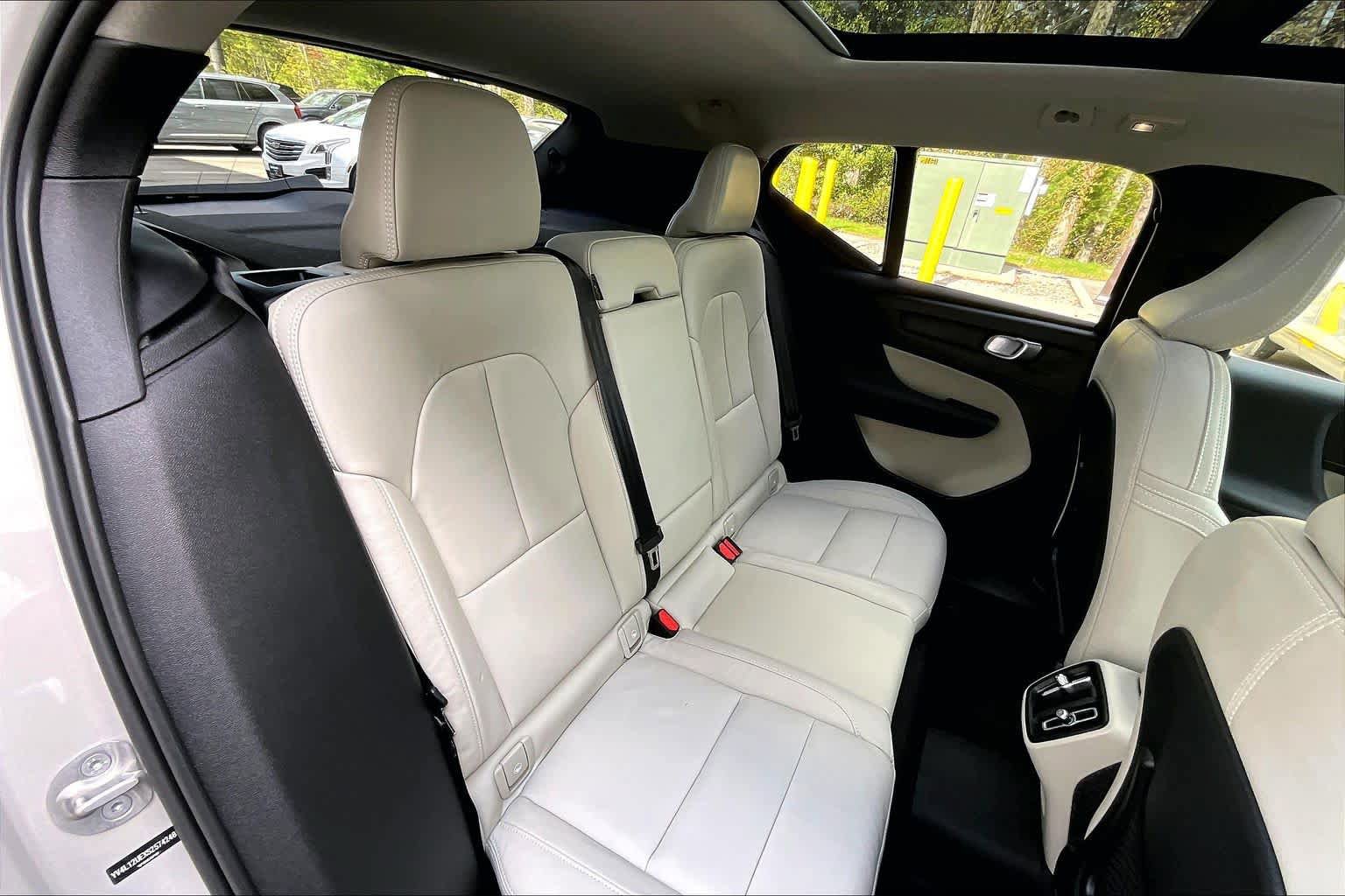 Used 2025 Volvo XC40 B5 Plus AWD/4WD image 19
