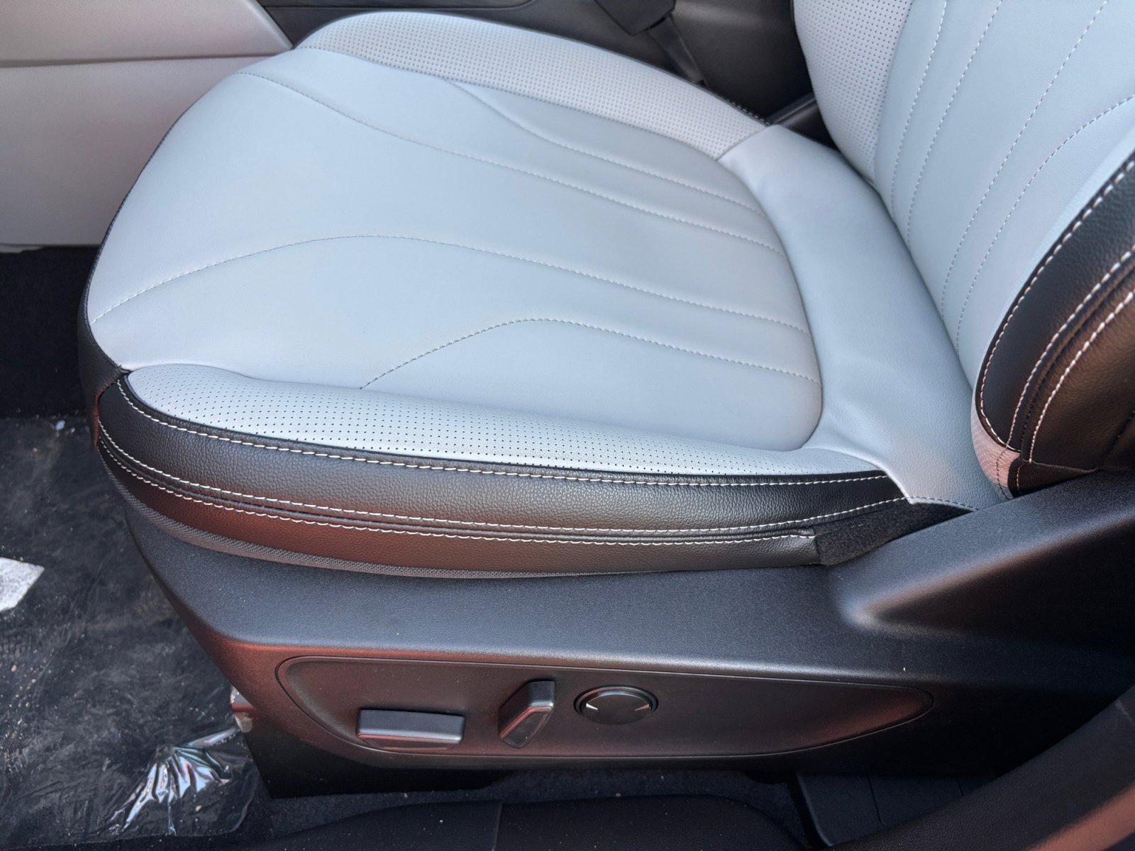 New 2026 Ford Escape SE w/ PHEV Premium Package FWD image 13