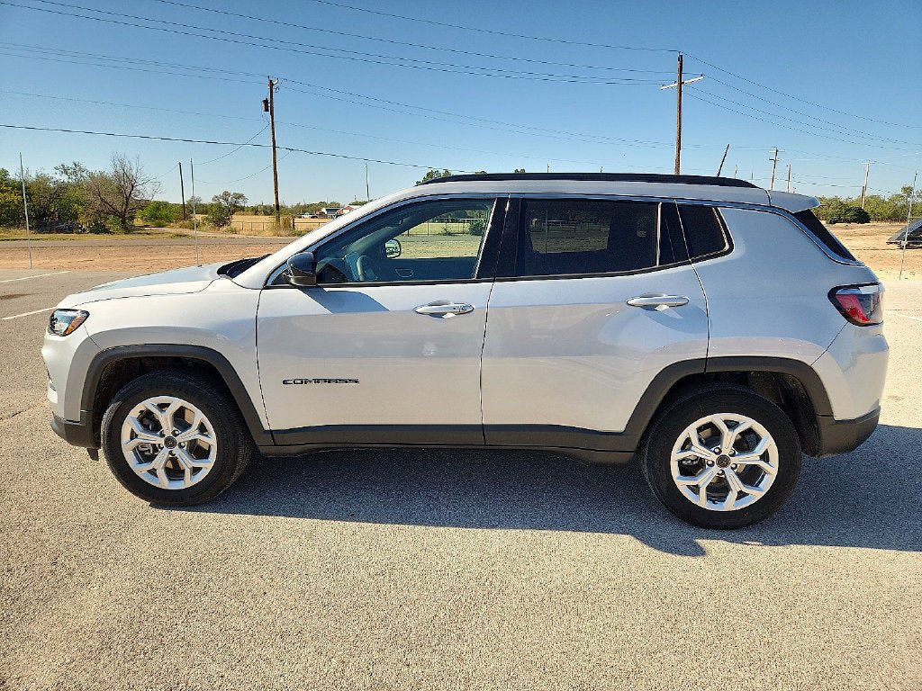 Used 2025 Jeep Compass Latitude AWD/4WD image 2