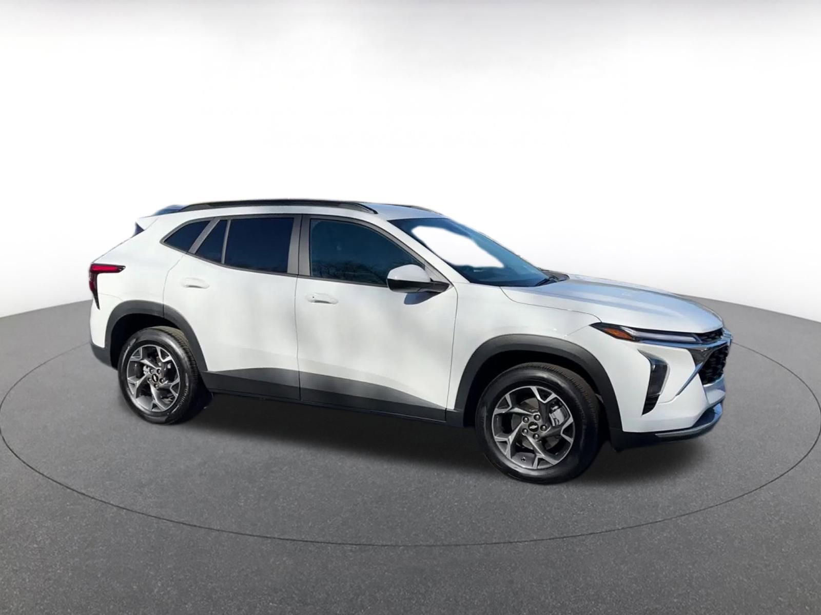 Used 2025 Chevrolet Trax LT w/ LT Convenience Package image 2