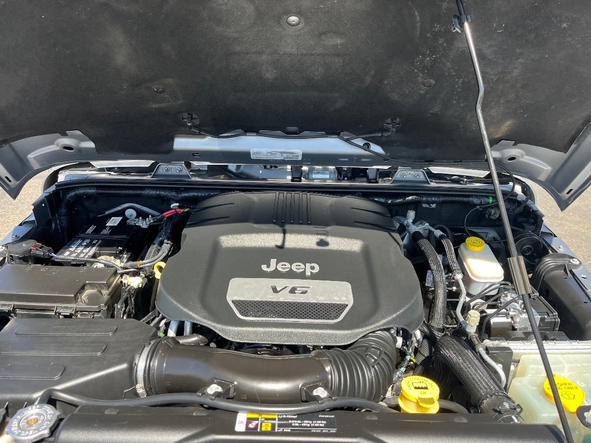 Used 2018 Jeep Wrangler Unlimited Sahara w/ Connectivity Group AWD/4WD image 35