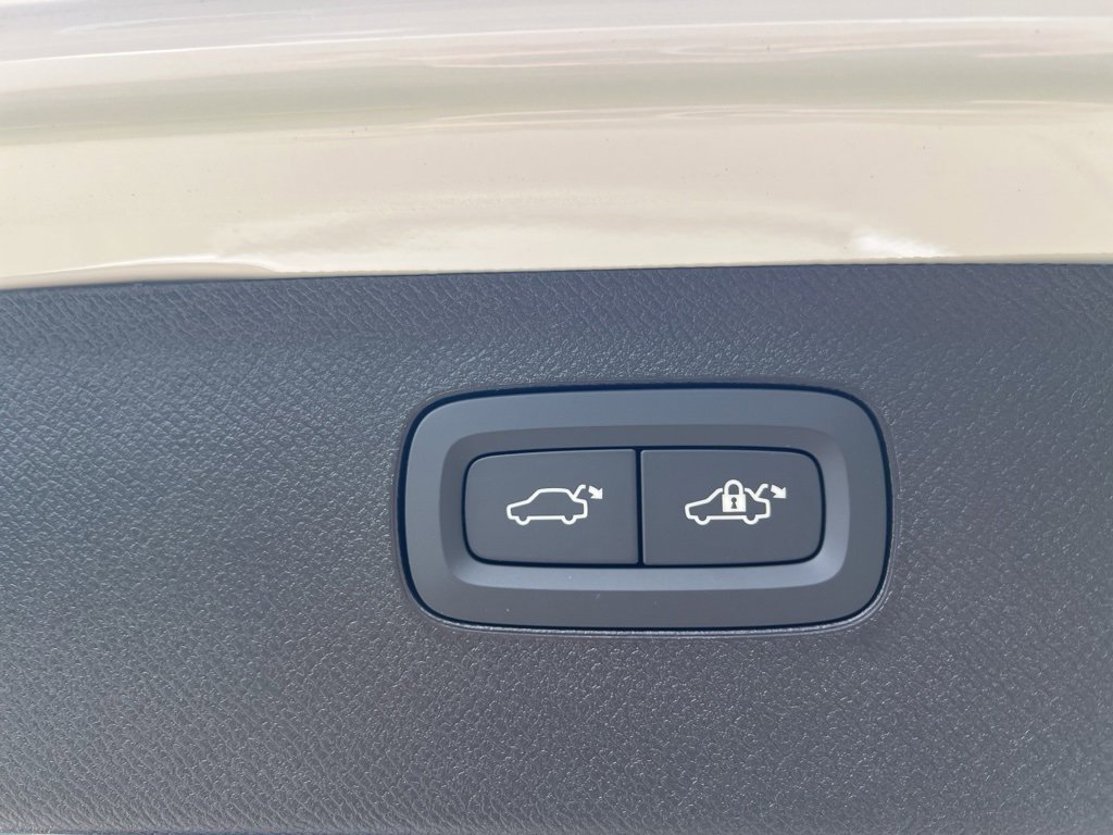 New 2026 Volvo XC90 B6 Plus w/ Protection Package Premier image 34