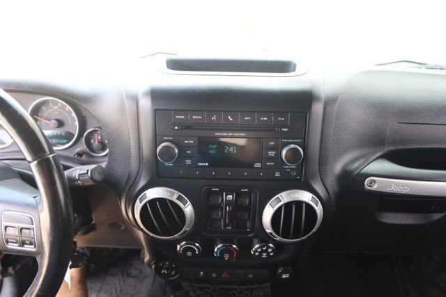 Used 2016 Jeep Wrangler Unlimited Rubicon w/ Connectivity Group AWD/4WD image 16