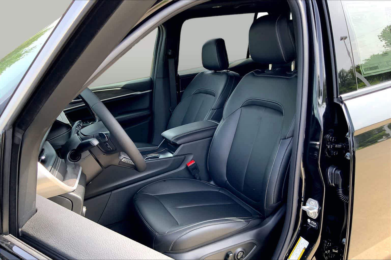 New 2026 Jeep Grand Cherokee L Limited RWD image 9