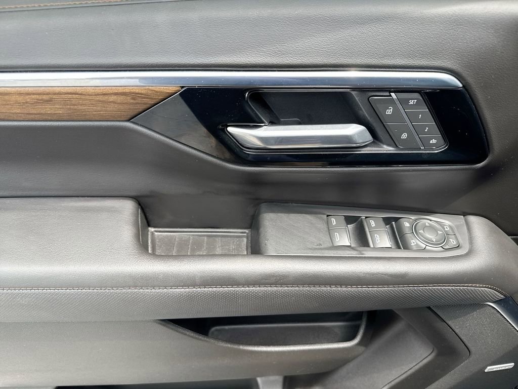 Used 2025 Chevrolet Suburban High Country AWD/4WD image 15