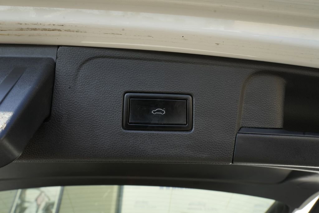 Used 2018 Volkswagen Atlas SE image 16
