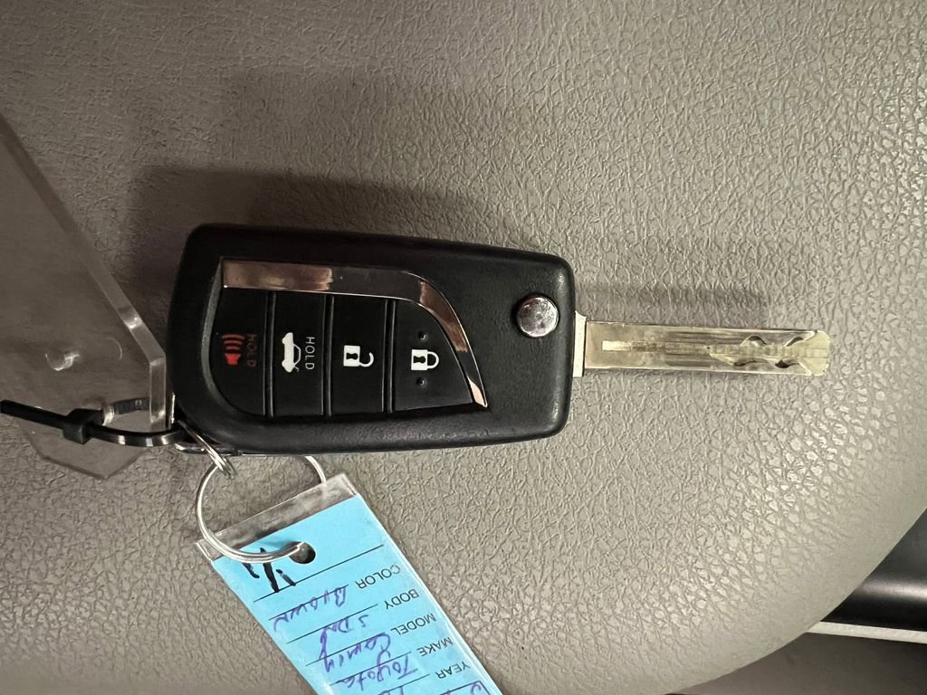 Used 2018 Toyota Camry LE image 31
