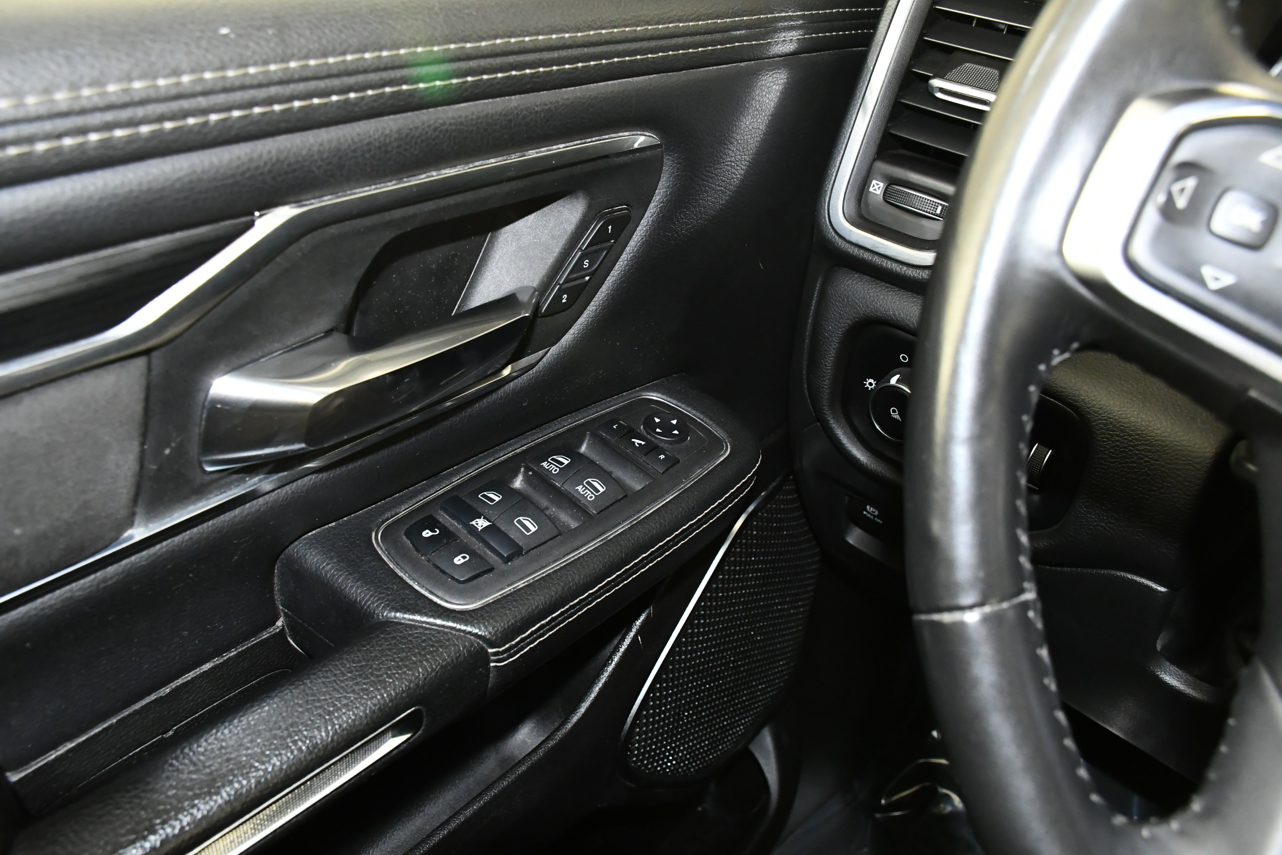 Used 2024 RAM 1500 Laramie image 34