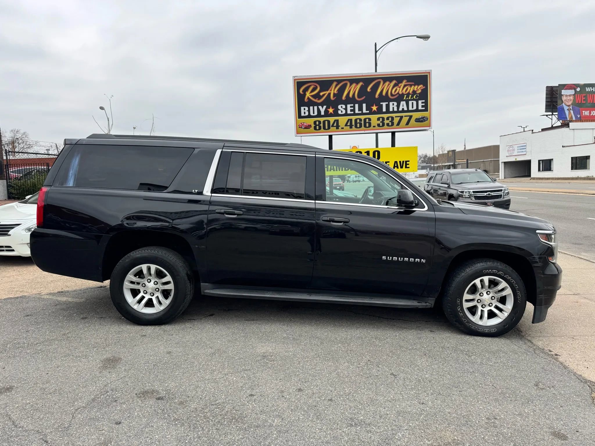 Used 2018 Chevrolet Suburban LT image 3