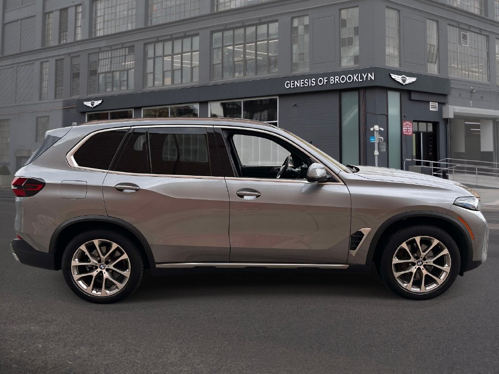 Used 2024 BMW X5 xDrive40i w/ Premium Package AWD/4WD image 3