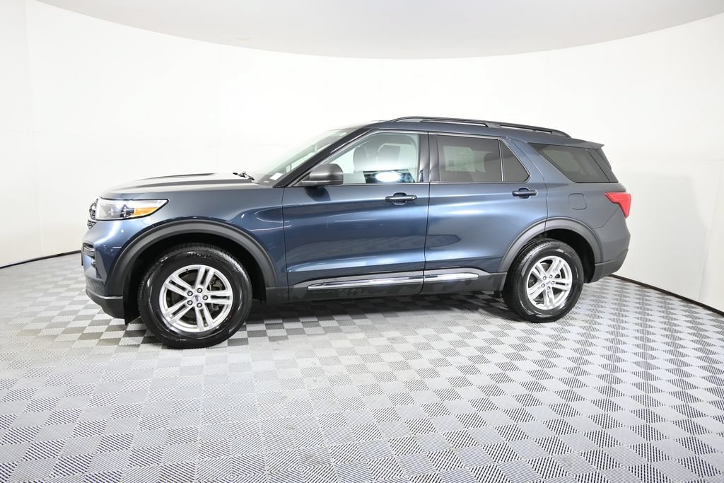 Used 2024 Ford Explorer XLT AWD/4WD image 2