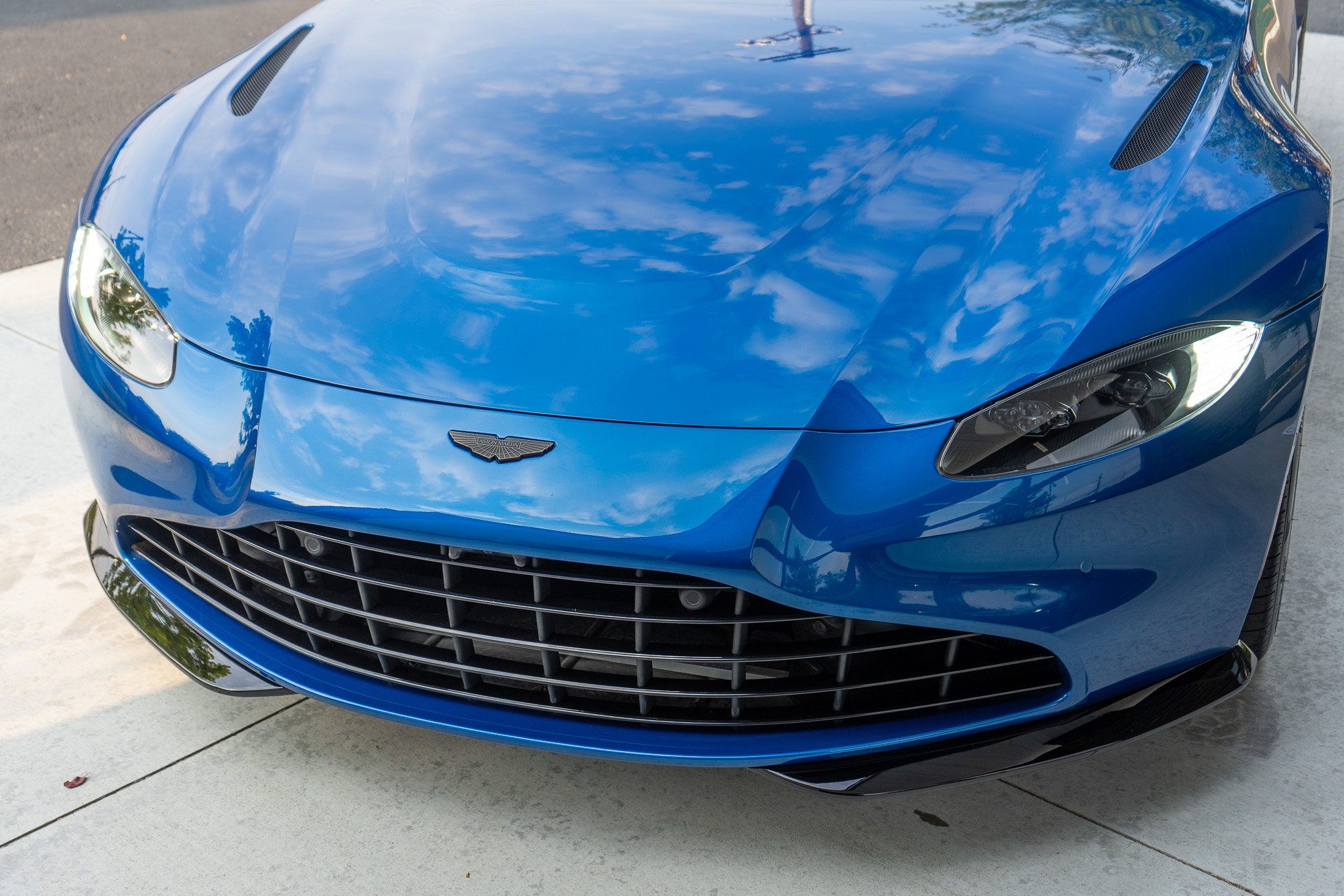 Used 2022 Aston Martin V8 Vantage Coupe image 14