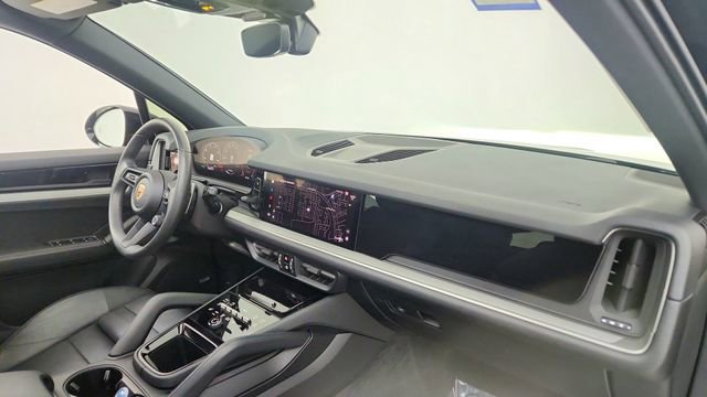 Used 2025 Porsche Cayenne w/ Premium Package image 20