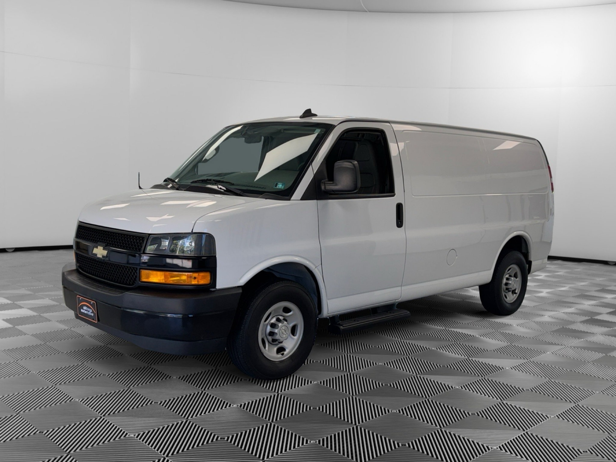 Used 2019 Chevrolet Express 2500 RWD image 4
