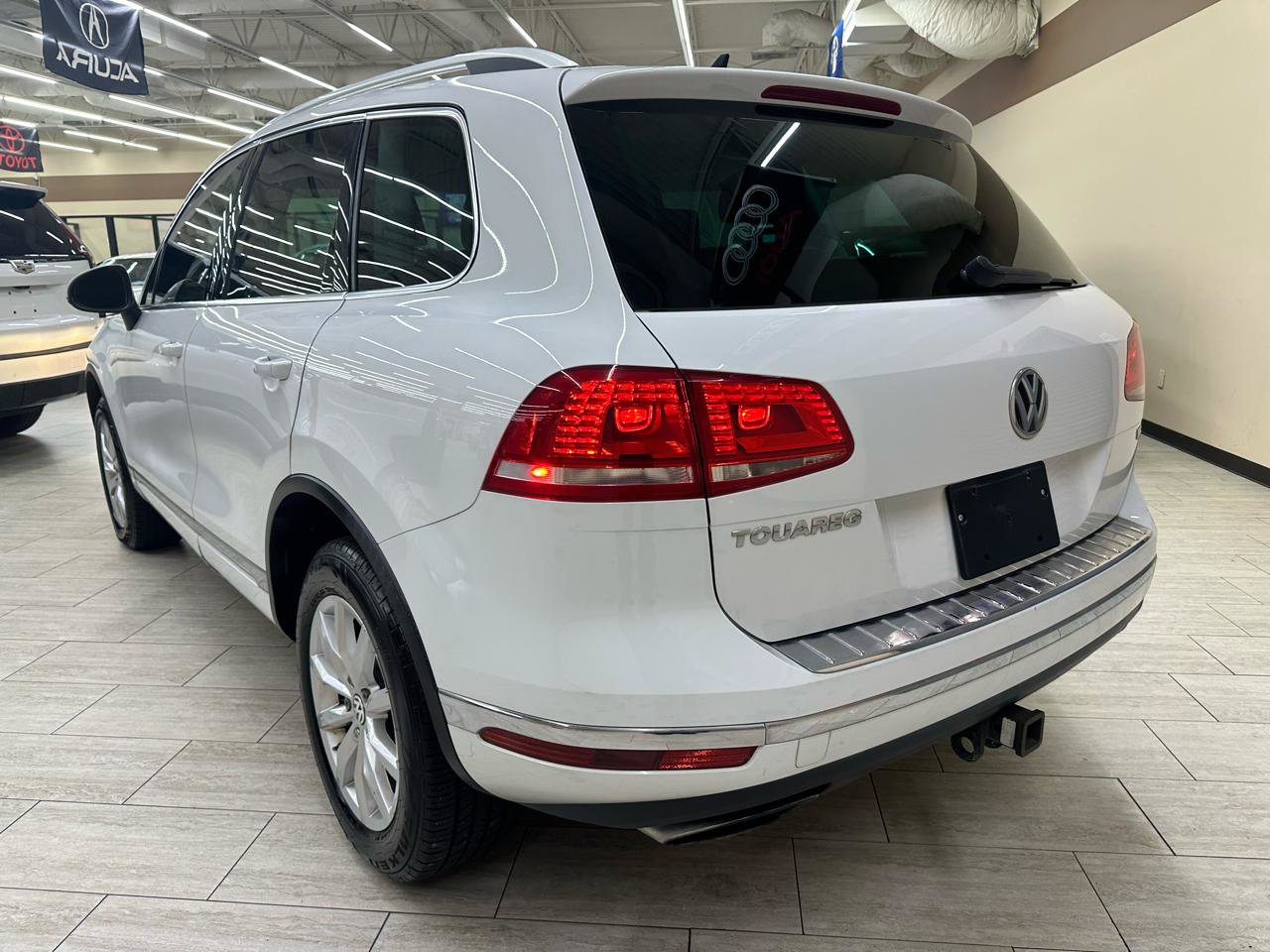 Used 2015 Volkswagen Touareg Sport AWD/4WD image 9