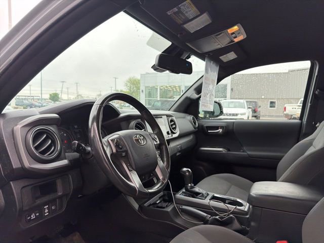 Used 2018 Toyota Tacoma TRD Sport AWD/4WD image 17