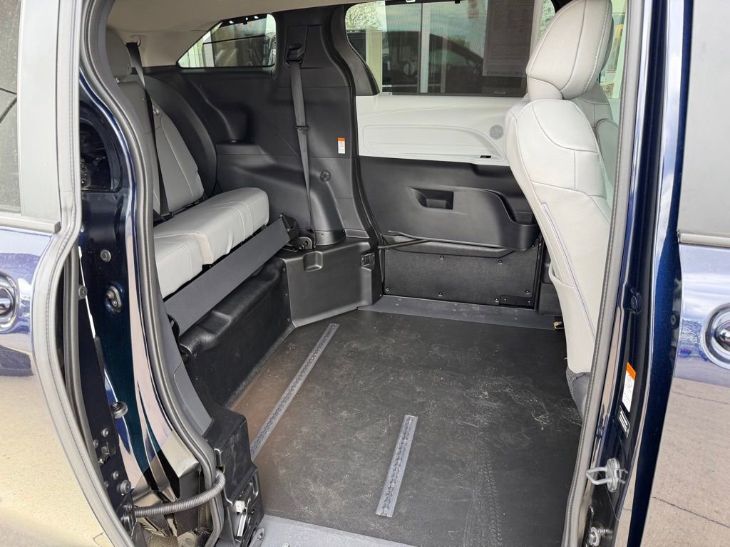 Used 2026 Toyota Sienna XLE FWD image 27
