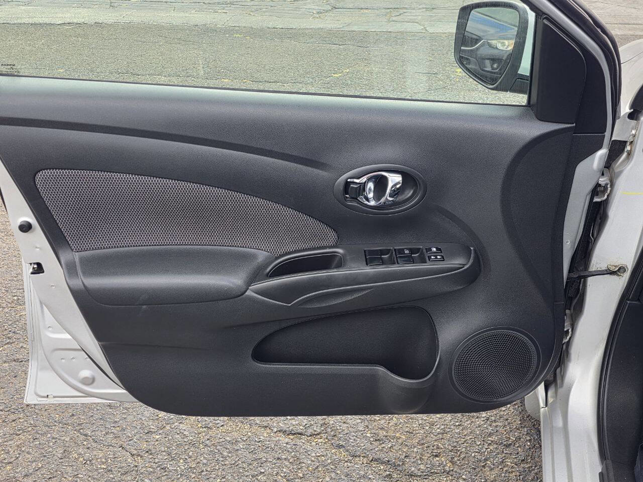 Used 2016 Nissan Versa SV image 9