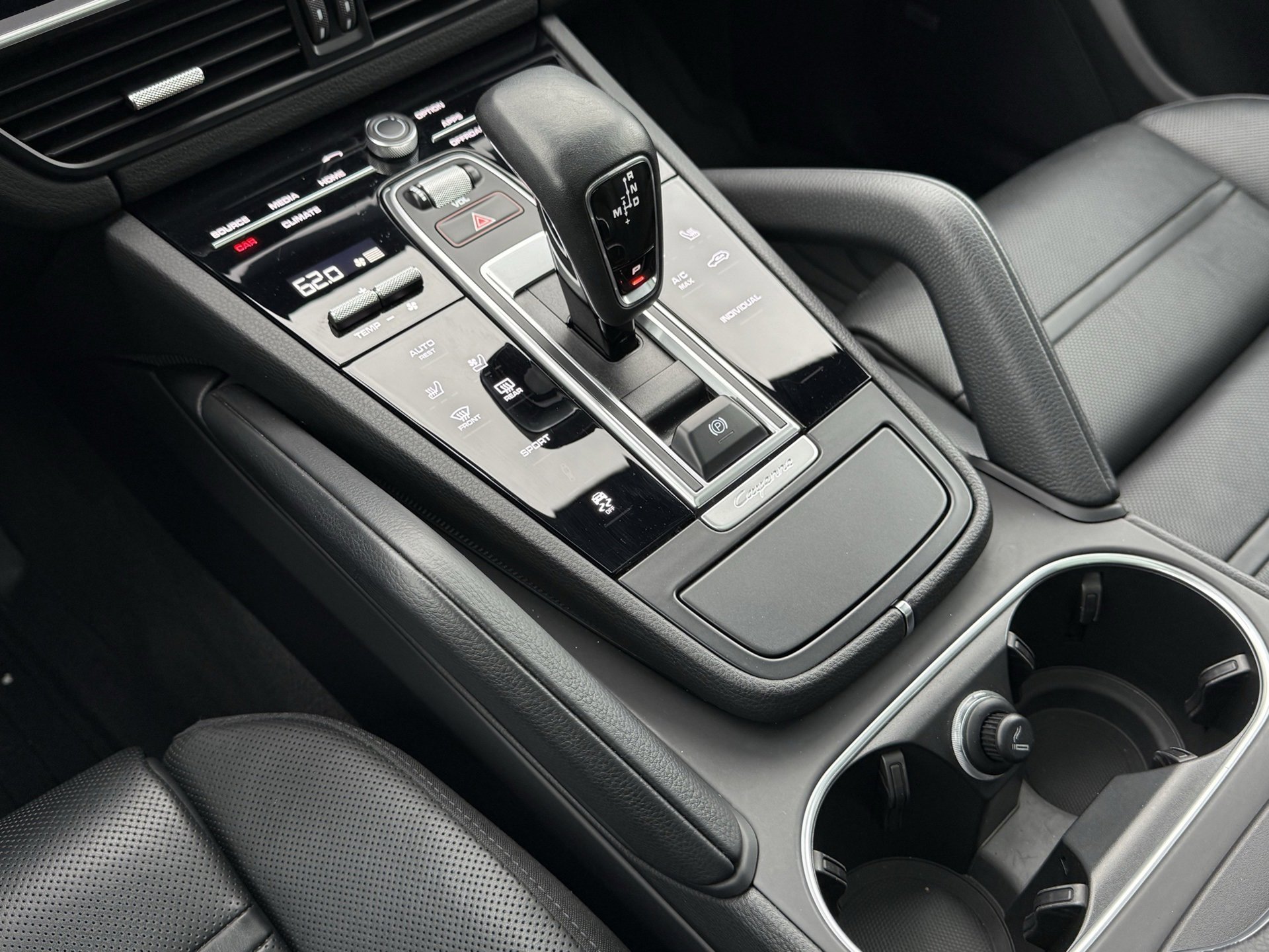 Certified 2022 Porsche Cayenne Platinum Edition image 22