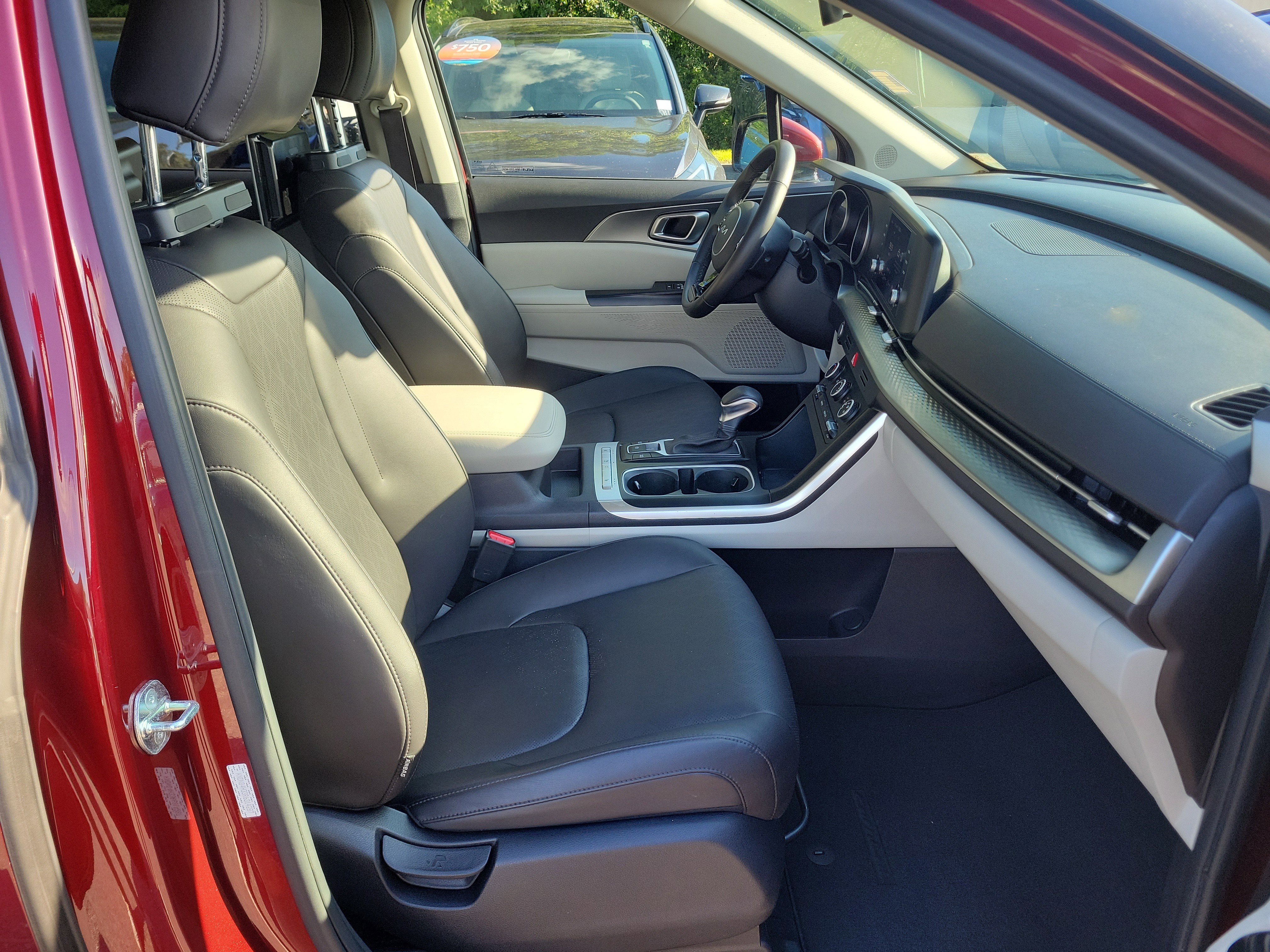 Used 2024 Kia Carnival LX FWD image 7