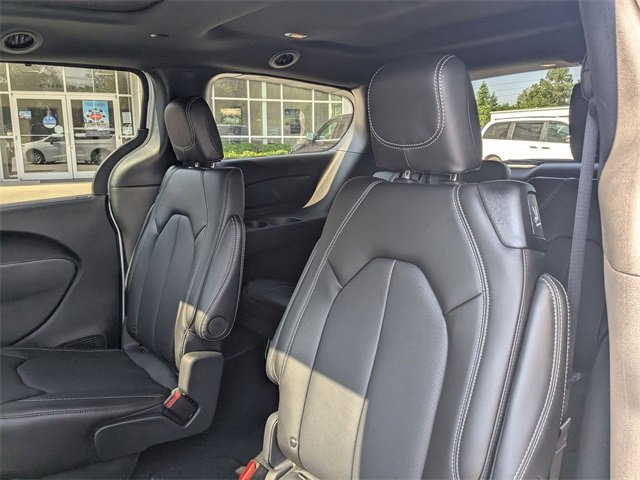 New 2025 Chrysler Pacifica Select image 24
