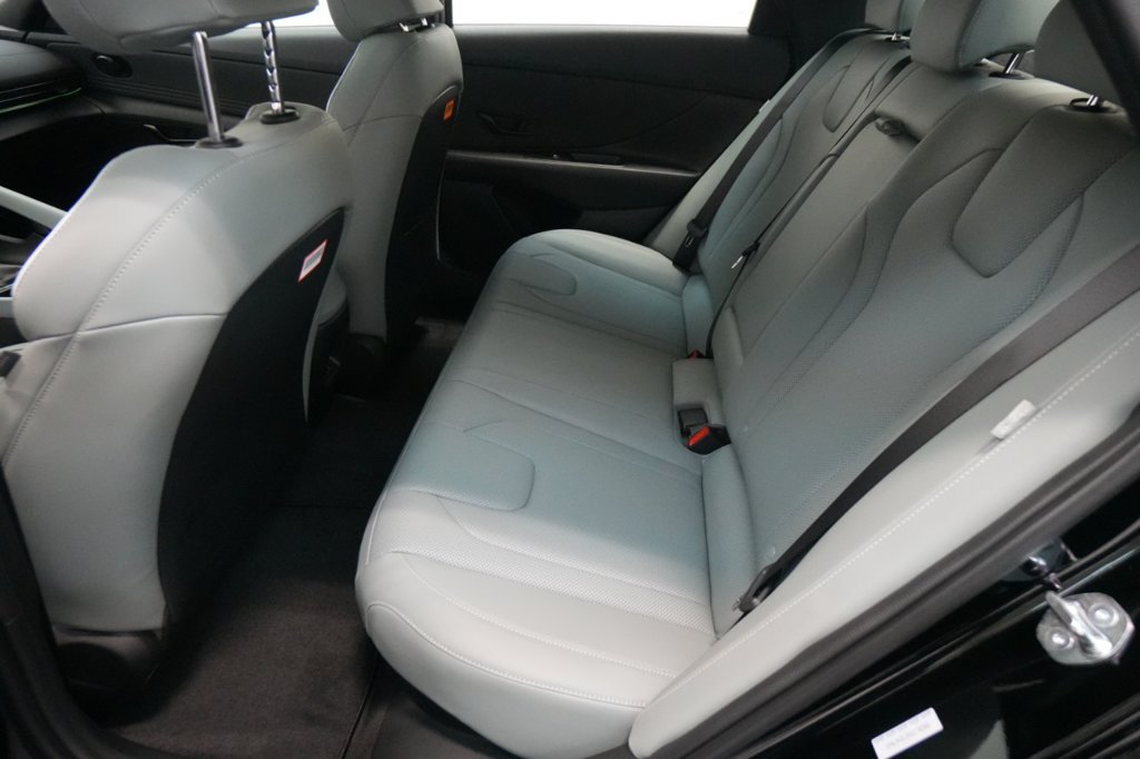 Certified 2025 Hyundai Elantra Limited FWD image 35