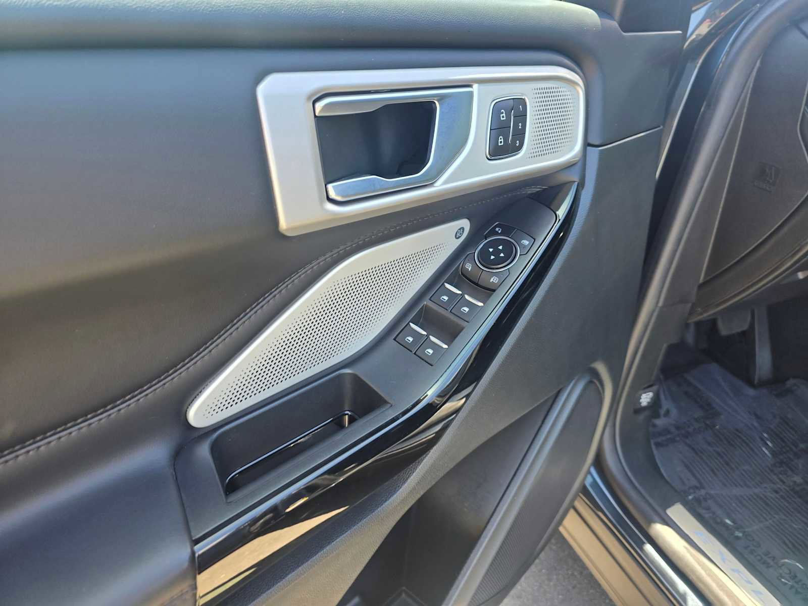 Used 2023 Ford Explorer Platinum w/ Premium Technology Package AWD/4WD image 22