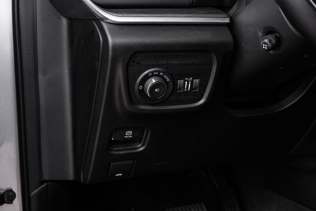 Used 2022 Jeep Grand Cherokee Overland w/ Luxury Tech Group IV AWD/4WD image 41