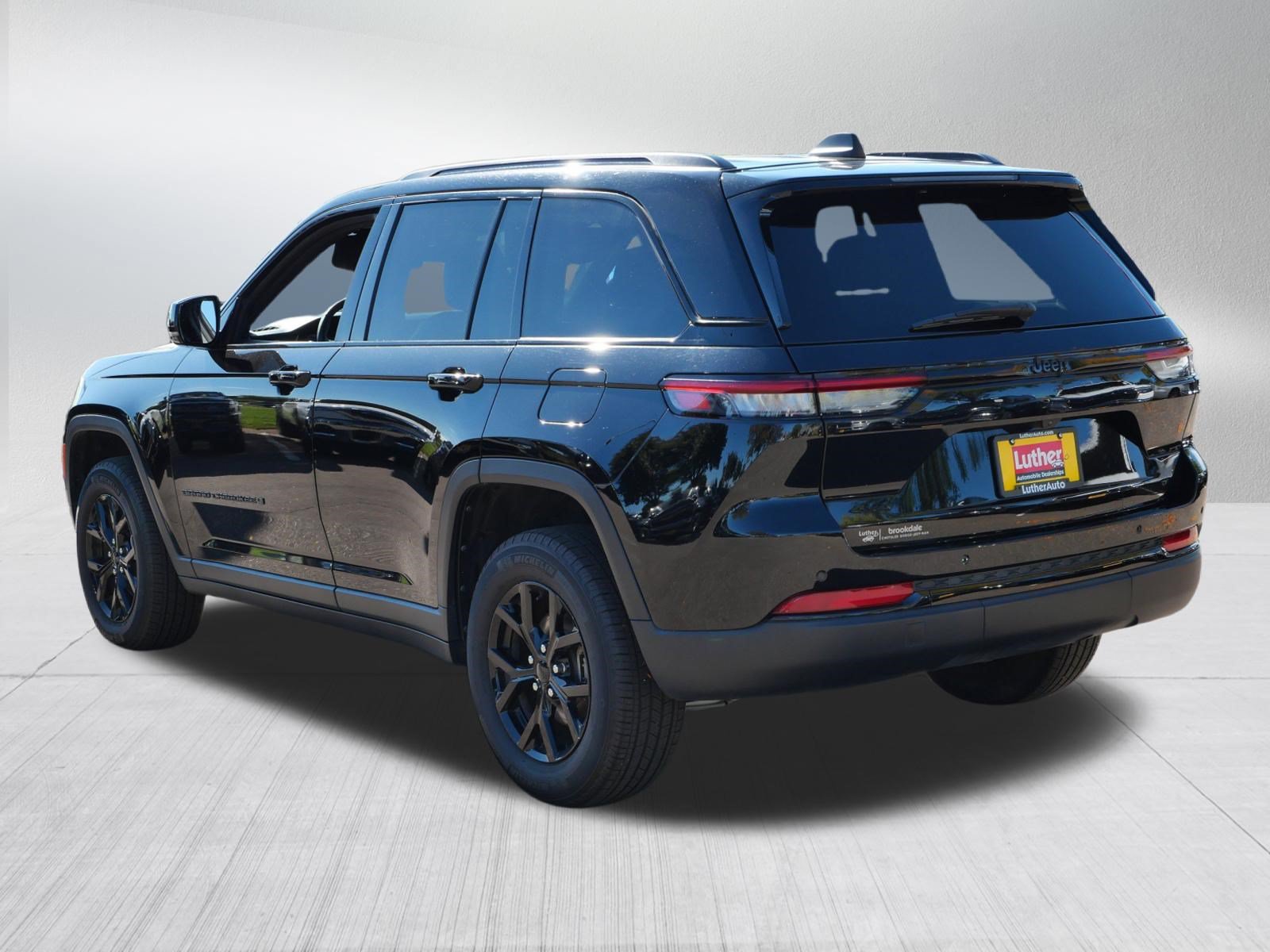Used 2025 Jeep Grand Cherokee Altitude AWD/4WD image 5