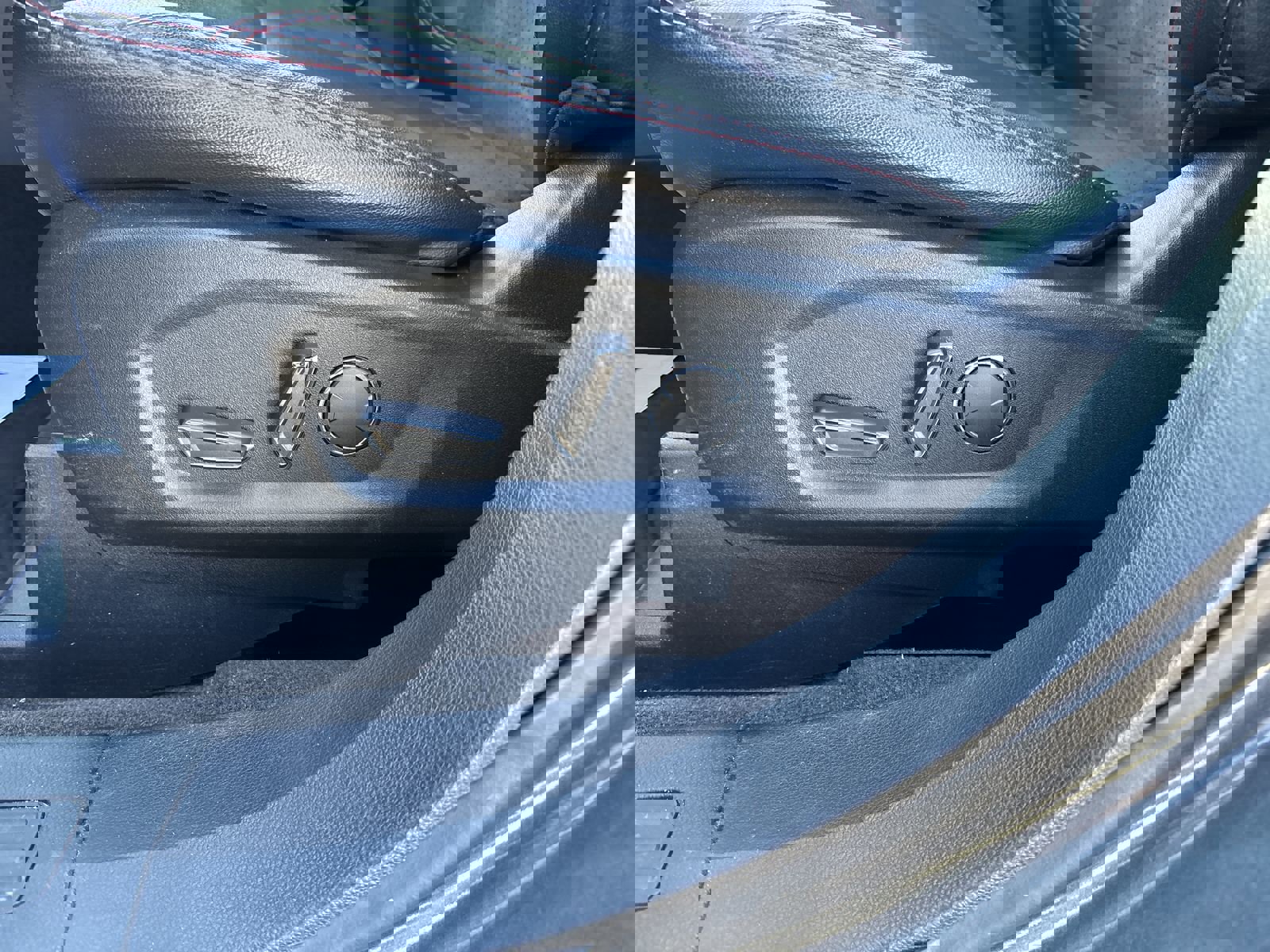 Used 2018 Ford Explorer XLT w/ Equipment Group 202A image 12