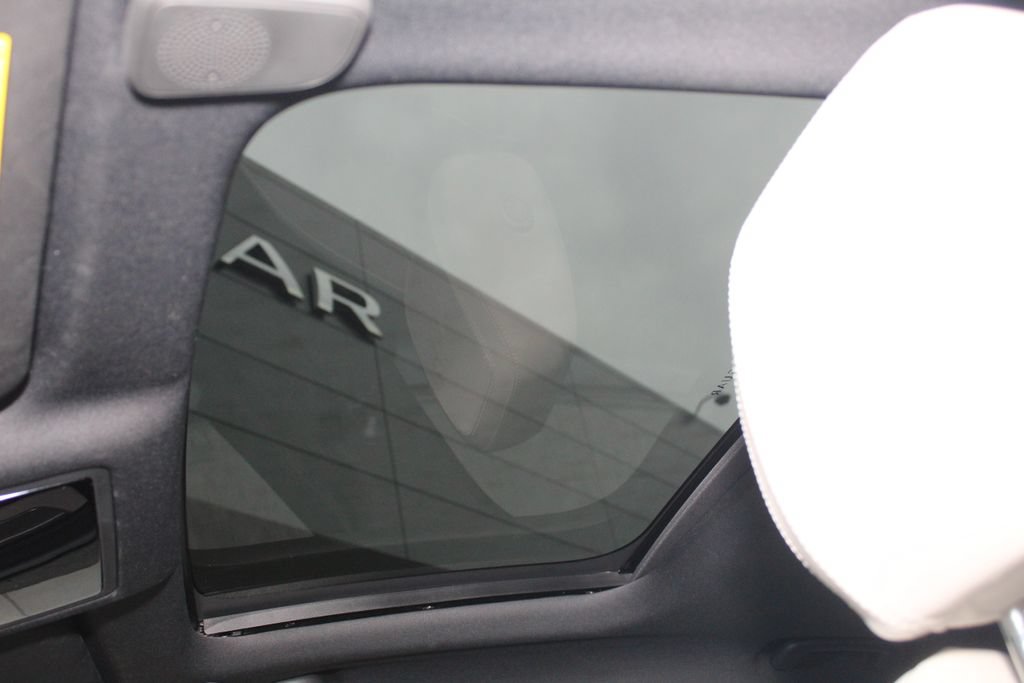 Used 2022 Jaguar XF R-Dynamic SE AWD/4WD image 42
