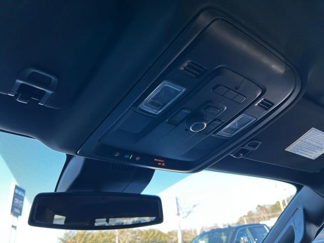 Used 2024 GMC Yukon SLT w/ SLT Luxury Package image 24