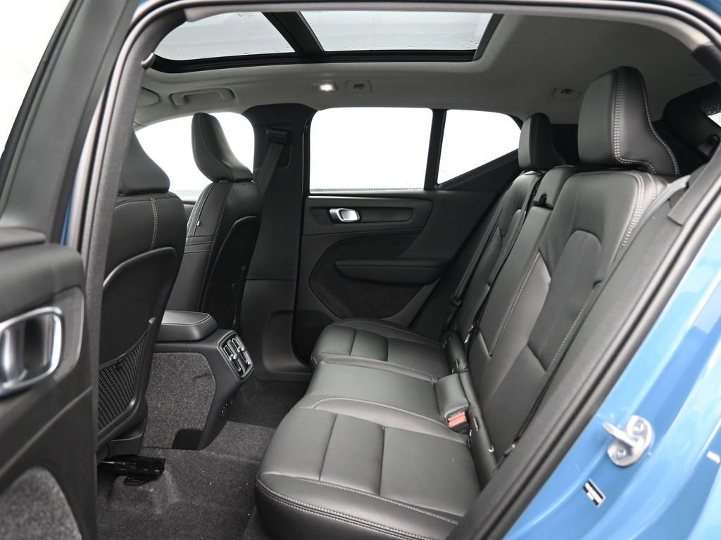 New 2025 Volvo XC40 B5 Core w/ Climate Package AWD/4WD image 25