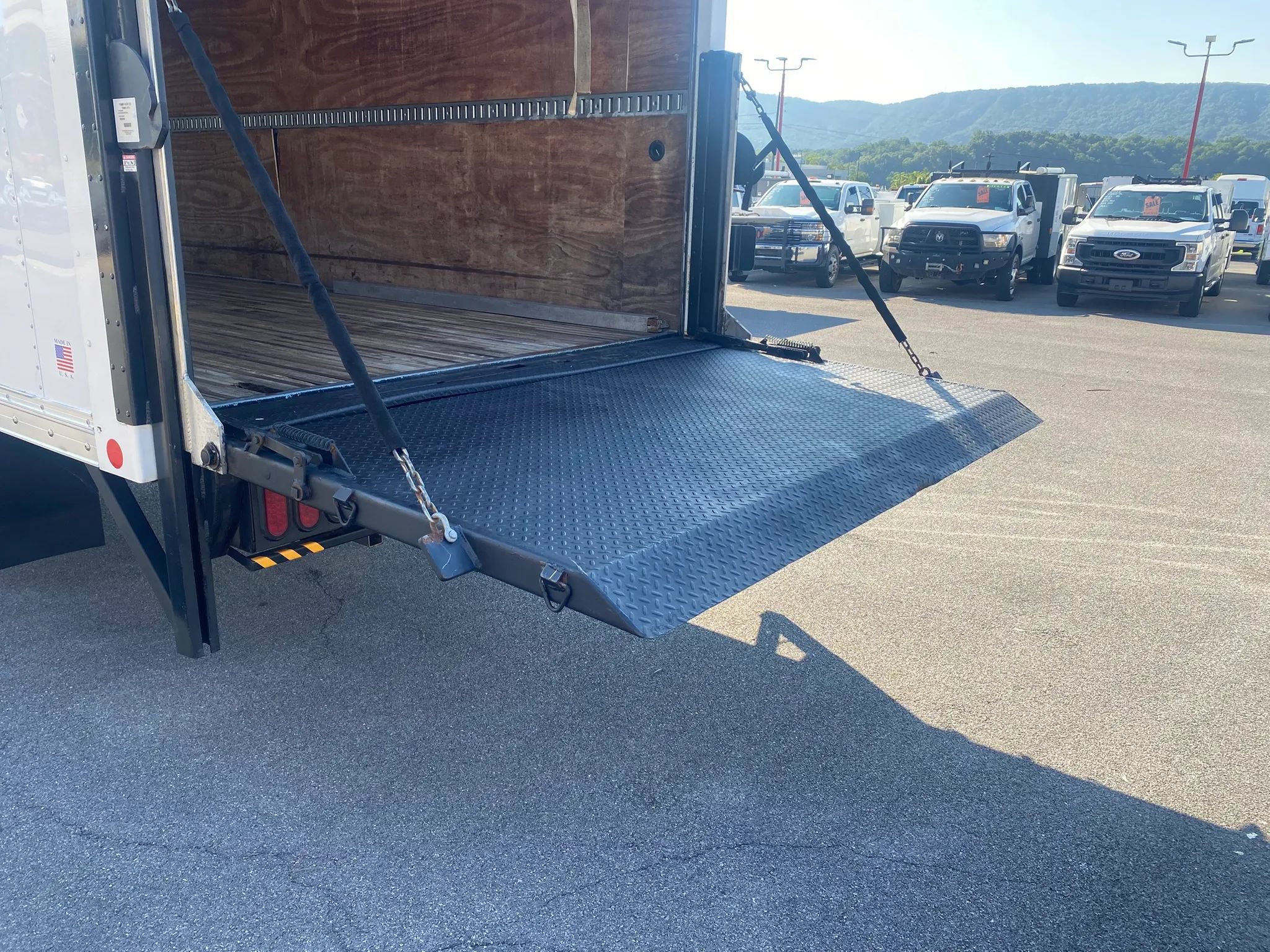 Used 2017 Chevrolet Express 4500 Extended RWD image 23