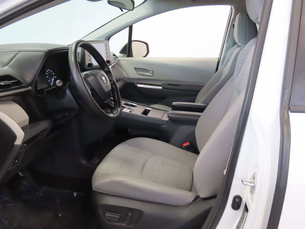 Used 2023 Toyota Sienna LE FWD image 15